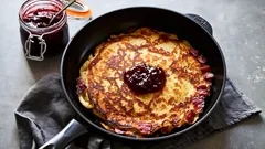 Så lagar du klassisk kolbulle med rimmat fläsk och lingonsylt